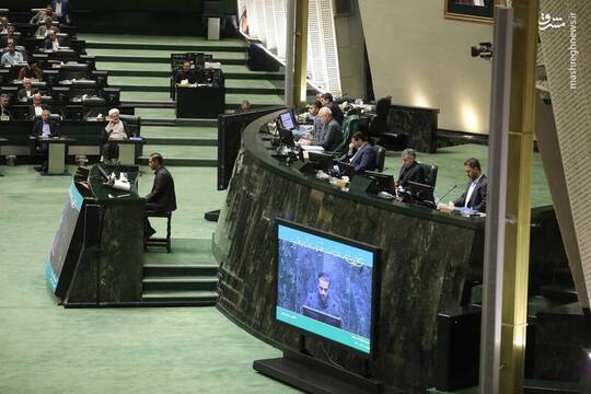 یکصد و چهل و یکمین نشست علنی مجلس شورای اسلامی امروز یکشنبه راس ساعت ۸ و ۹ دقیقه و با حضور ۲۰۷ نفر از نمایندگان به ریاست محمدباقر قالیباف رئیس مجلس شورای اسلامی برگزار شد.