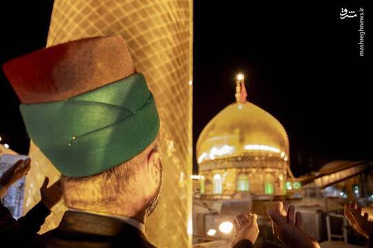 گنبد نورانی حرم مطهر اباعبدالله الحسین علیه‌السلام توسط خادمان آستان مقدس حسینی غبارروبی شد.