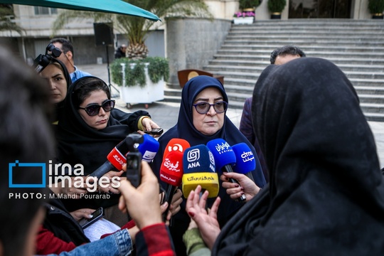 جمعی از وزیران و اعضای کابینه دولت چهاردهم، پیش از ظهر چهارشنبه پس از جلسه هیأت دولت، در محوطه نهاد ریاست جمهوری در جمع خبرنگاران حاضر شدند و به سوالات آنها پاسخ دادند.