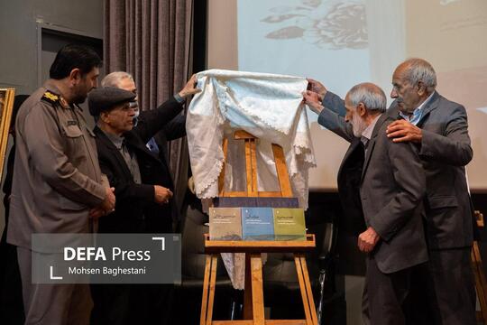 آئین رونمایی از سه کتاب «هندسه نبرد»، «جنگ آب» و «مهندسین خاکی» از مجموعه کتاب‌های تاریخ شفاهی مهندسی رزمی دفاع مقدس امروز صبح در تالار هویزه موزه ملی انقلاب اسلامی و دفاع مقدس برگزار شد.