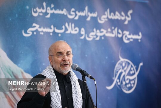 گردهمایی دانشجویان و طلاب بسیجی با حضور و سخنرانی محمدباقر قالیباف رئیس مجلس شورای اسلامی صبح امروز جمعه ۳۰ آبان در حرم مطهر امام خمینی (ره) برگزار شد.