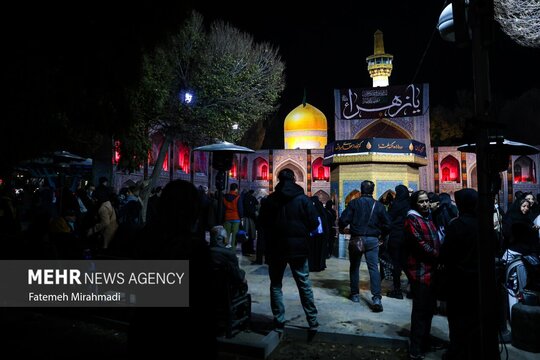 به مناسبت شهادت حضرت فاطمه زهرا (سلام الله علیها) آئین سوگواری و بازنمایی صحن انقلاب حرم رضوی در میدان نبوت تهران در حال برگزاری است.