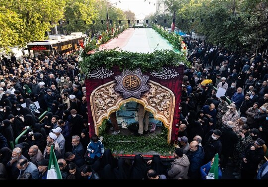 مراسم با شکوه تشییع پیکر 100 شهید دوران دفاع مقدس همزمان با سالروز شهادت حضرت فاطمه زهرا(س) در تهران با حضور آحاد مردم و با تلاوت قرآن آغاز شد.