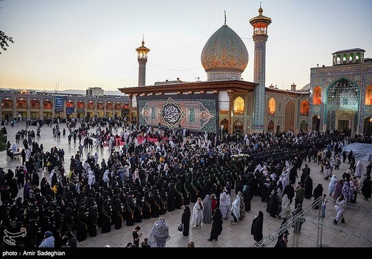 مراسم لاله گردانی خدام حرم شاهچراغ (ع) به مناسبت شام غریبان شهادت حضرت زهرا (س)  با حضور جمعی از خدام آستان احمدی و محمدی و مجاورین حرم مطهر برگزار شد.