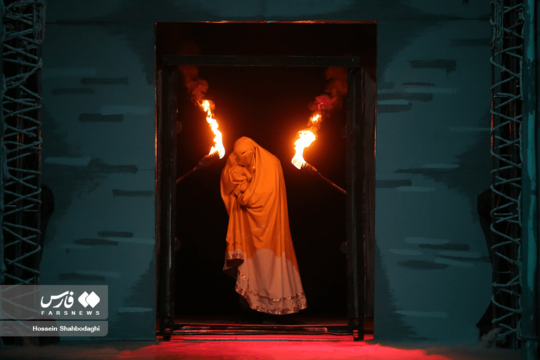 شانزدهمین سوگواره فاطمی یاس ارغوانی با اجرای نمایش شهر خاموش در تالار فرهنگ و هنر شهر در حال برگزاری است