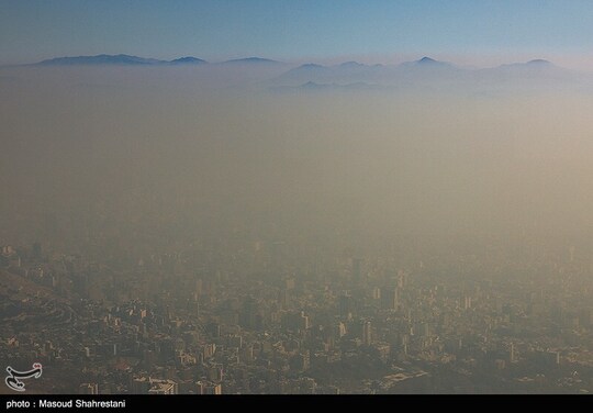 تهران بار دیگر زیر لایه ای ضخیم از دود فرو رفته است ؛ شاخص آلودگی هوا در بسیاری از مناطق پایتخت از مرز هشدار عبود کرده است