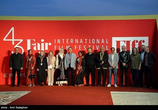 آیین افتتاحیه چهل و سومین جشنواره جهانی فیلم فجر شامگاه چهارشنبه در مجتمع سینمایی شهر آفتاب شیراز برگزار شد.