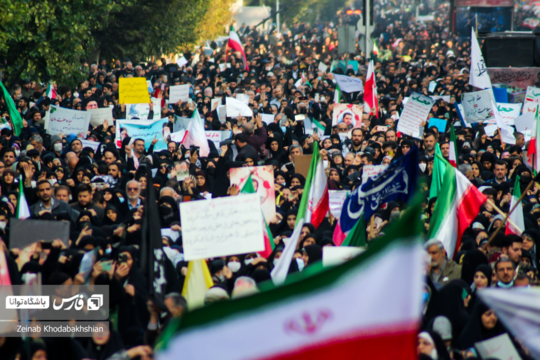 راهپیمایی بزرگ خانوادگی حجاب فاطمی عصر جمعه ۷ آذر از چهارراه ولیعصر به سمت دانشگاه تهران برگزار شد.