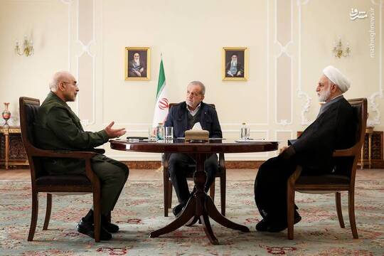 نشست مشترک سران قوای مجریه، مقننه و قضائیه ظهر امروز به میزبانی رئیس جمهور در نهاد ریاست جمهوری برگزار شد.