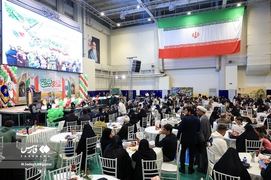 مراسم گرامیداشت هفته بسیج با حضور بسیجیان و خانواده‌های معظم شهدا شامگاه جمعه در مجموعه ورزشی رضوان برگزار شد.