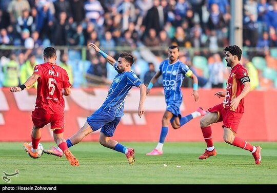 دیدار تیم‌های فوتبال استقلال و فولاد خوزستان