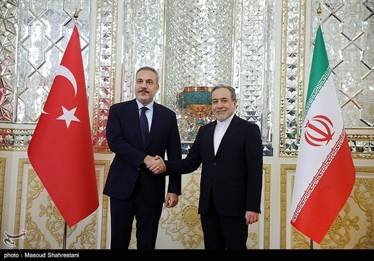 عباس عراقچی و هاکان فیدان وزرای امور خارجه جمهوری اسلامی ایران و ترکیه در محل وزارت امور خارجه دیدار و گفتگو کردند.