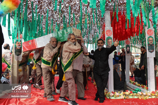 مراسم تدفین یک شهید گمنام از عملیات عاشورا امروز در اردوگاه توحید راهیان‌نور کرمانشاه با حضور گسترده مردم و مسئولان برگزار شد.