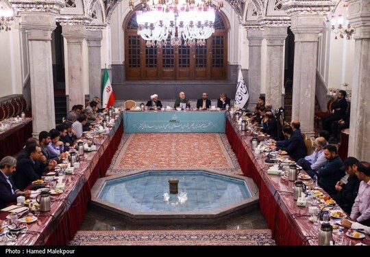 نشست صمیمانه رئیس مجلس با مدیران رسانه‌های کشور