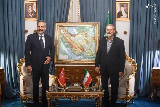 هاکان فیدان وزیر امور خارجه ترکیه شامگاه یکشنبه با علی لاریجانی دبیر شورای عالی امنیت ملی دیدار و گفت‌وگو کرد.
