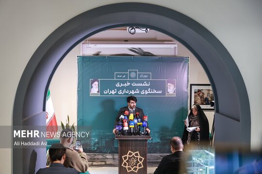 نشست خبری عبدالمطهر محمدخانی سخنگوی شهرداری تهران  با حضور اصحاب رسانه در خانه روزنامه نگاران شهر برگزار شد.