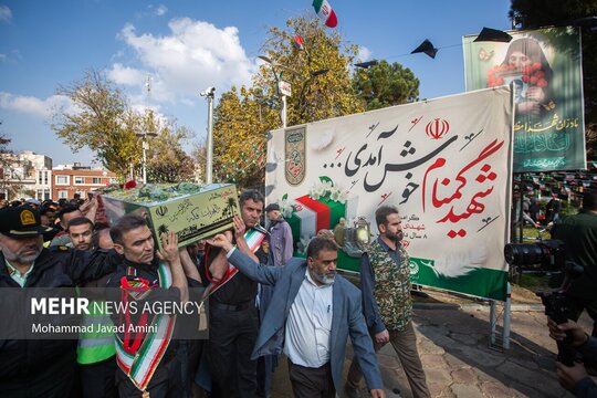 آئین تشییع و تدفین پیکر مطهر شهید گمنام، با حضور پرشور مردم شهیدپرور قزوین از مسجد مهدیه به سمت شهرداری مرکز تشییع و به خاک سپرده شد.