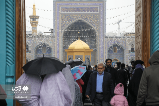 با آغاز بارش باران، فضای حرم مطهر امام رضا علیه‌السلام رنگ و بویی متفاوت به خود گرفته است