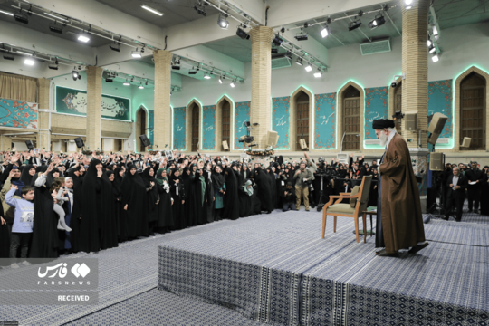 هزاران نفر از زنان و دختران مناطق مختلف کشور صبح امروز چهارشنبه با حضور در حسینیه امام خمینی(ره) با حضرت آیت‌الله خامنه‌ای رهبر معظم انقلاب اسلامی دیدار کردند.