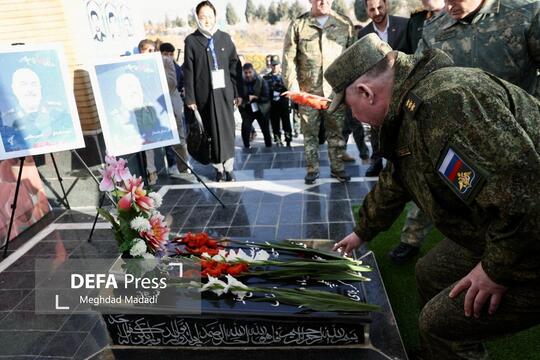 هیئت‌های نظامی عضو پیمان شانگهای حاضر در رزمایش ضدتروریسم سهند ۲۰۲۵ پیش از آغاز مرحله اصلی و عملیاتی این رزمایش با حضور در یادمان شهید گمنام به مقام شامخ شهدا ادای احترام کردند.