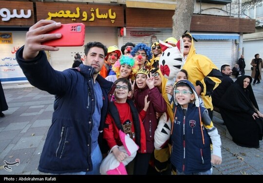 مراسم شادپیمایی عروسک ها و افتتاحیه سی امین جشنواره بین المللی تئاتر کودک و نوجوان همدان