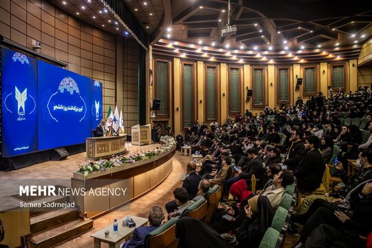 آئین بزرگداشت روز دانشجو با حضور علیرضا زاکانی، شهردار تهران در دانشگاه آزاد اسلامی واحد تهران مرکزی برگزار شد.