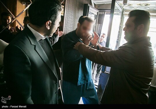 بازسازی صحنه سرقت مسلحانه طلافروشی در کرمانشاه