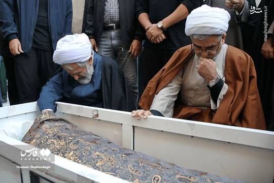 پیکر مرحوم ابوالشهید حاج عبدالله طائب پدر حجج‌الاسلام حسین و مهدی طائب پیش از ظهر تشییع و پس از اقامه نماز در حرم حضرت معصومه(س) جهت تدفین به گلزار شهدا علی بن جعفر(ع) انتقال یافت.