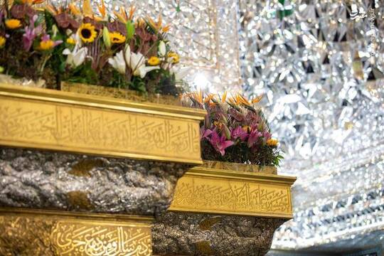 ضریح مطهر سیدالشهدا امام حسین علیه‌السلام در ایام ولادت حضرت فاطمه زهرا سلام‌الله علیها توسط خادمان گل‌آرایی شد.