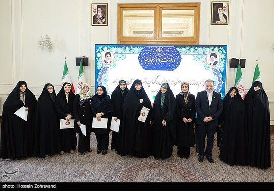 مراسم میلاد حضرت فاطمه زهرا (س) بزرگداشت روز زن، با حضور سیدعباس عراقچی، زهرا بهروز آذر  و ریحانه سلامی دختر سپهبد شهید حسین سلامی در وزارت امور خارجه برگزار شد.