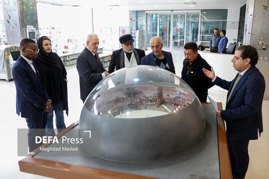 بازدید رؤسای انجمن‌های دوستی ایران از موزه دفاع مقدس