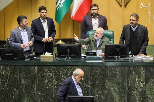 جلسه علنی مجلس شورای اسلامی سه شنبه ۱۸ آذر به ریاست محمدباقر قالیباف برگزار شد. همچنین عباس علی آبادی وزیر نیرو در مجلس شورای اسلامی حضور یافت.