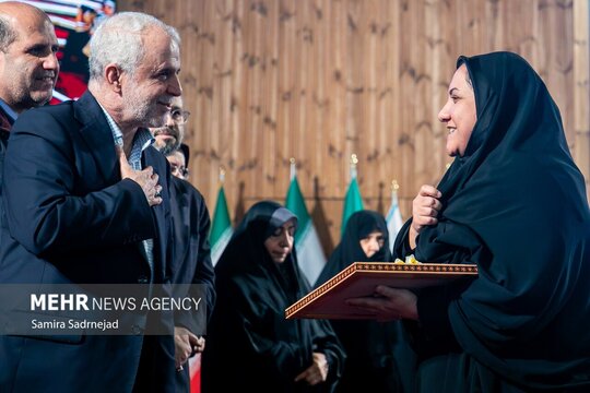 همایش تجلیل از مادران و همسران شهدای جنگ تحمیلی ۱۲ روزه همزمان با میلاد حضرت زهرا (س)، در سالن همایش‌های کتابخانه ملی برگزار شد.