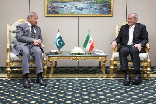 دکتر مسعود پزشکیان رئیس‌جمهور اسلامی ایران و شهباز شریف نخست‌وزیر پاکستان در حاشیه اجلاس بین‌المللی صلح و اعتماد در ترکمنستان، دیدار و گفت‌وگو کردند.