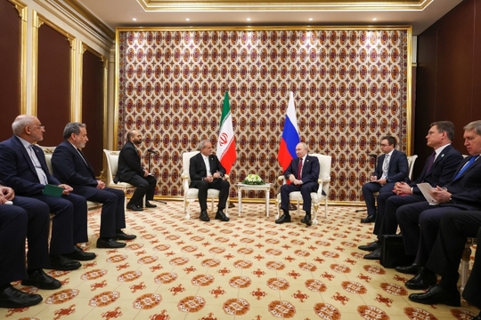 دکتر مسعود پزشکیان رئیس‌جمهور اسلامی ایران و ولادیمیر پوتین در حاشیه اجلاس بین‌المللی صلح و اعتماد در ترکمنستان، دیدار و گفت‌وگو کردند.