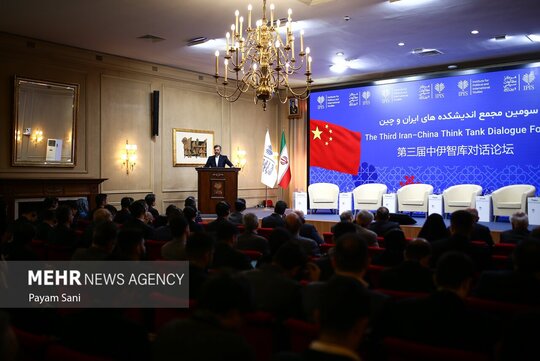 سومین مجمع گفت‌وگوی اندیشکده‌ای ایران و چین، با حضور سعید خطیب‌زاده معاون وزیر امور خارجه و زونگ پی‌وو سفیر جمهوری خلق چین در ایران در محل دفتر مطالعات سیاسی وزارت خارجه افتتاح شد.
