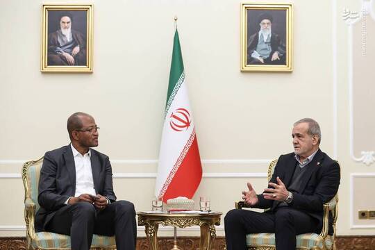 مسعود پزشکیان رئیس جمهور با تاگسه چافو رئیس مجلس نمایندگان اتیوپی در نهاد ریاست جمهوری دیدار و گفت‌وگو کرد.