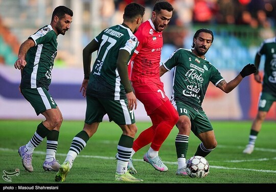 دیدار تیم های فوتبال پرسپولیس و آلومینیوم اراک