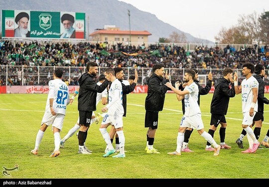 دیدار تیم‌های فوتبال خیبر و استقلال