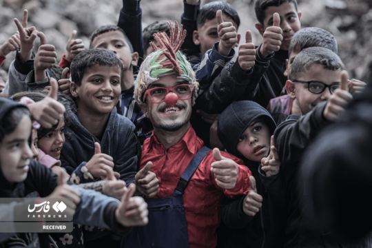 محمود کمیل، در جنگ غزه همه اعضای خانواده‌اش را از دست داده و اکنون در نقش یک دلقک خنده را به کودکان غزه‌ای هدیه می‌دهد.