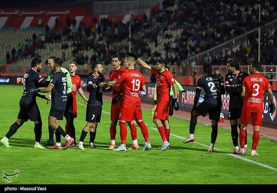 دیدار تیم‌های تراکتور و پرسپولیس در چارچوب دیدارهای مرحله یک‌شانزدهم نهایی جام حذفی، پس از تساوی یک بر یک در 90 دقیقه و وقت‌های اضافی، در ضربات پنالتی با برد تراکتور به پایان رسید.