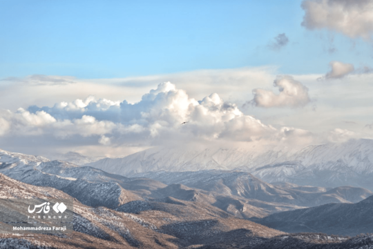 پس از ورود سامانه بارشی به استان ایلام، این استان نیز اینگونه سفید پوش شد و برف ایلام را هم در آغوش گرفت.