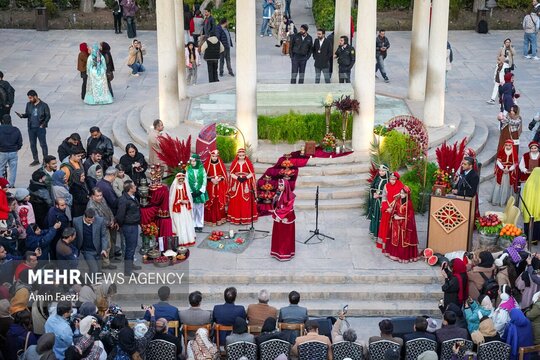 شب یلدا این مراسم سنتی ایرانیان با حضور مردم در جوار آرامگاه حافظ شیرازی برگزار شد.