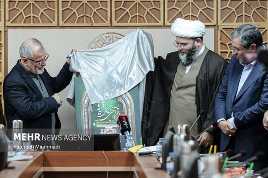 پوستر نخستین جشنواره قرآنی زندگی با آیه‌ها با حضور حجت الاسلام محمد قمی رئیس سازمان تبلیغات اسلامی رونمایی شد.