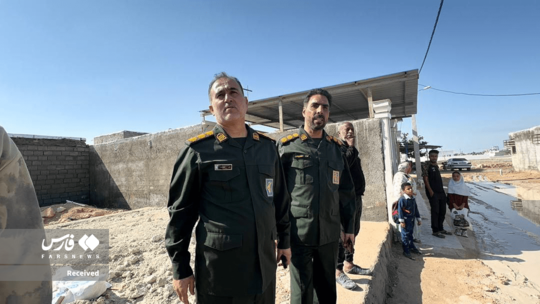 قرارگاه مدینه منوره نیروی زمینی سپاه در اولین ساعات زلزله با استفاده از تجهیزات و ادوات مهندسی به یاری مردم سیل زده طولای قشم شتافت.