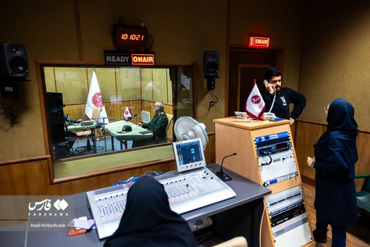 مراسم افتتاح رادیو مقاومت با حضور جمعی از مدیران و مقامات لشکری و کشوری در ساختمان پخش قدیم رادیو برگزار شد.