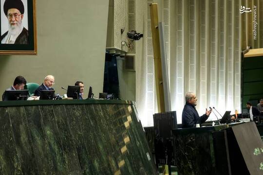 مسعود پزشکیان رئیس جمهور سه‌شنبه ۲ دی ۱۴۰۴ برای تقدیم لایحه بودجه سال ۱۴۰۵ و ایراد سخنرانی درباره مسائل مختلف اقتصادی ارزی و معیشتی کشور در جلسه علنی مجلس شورای اسلامی شرکت کرد.