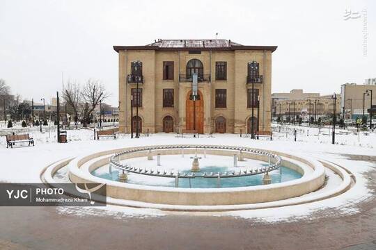 بارش برف شهر زنجان را سفید پوش کرد و باعث تعطیلی مدارس شد.