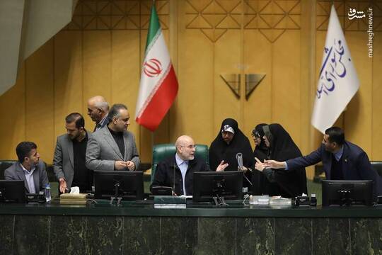 جلسه یکصد و پنجاه و سوم نشست علنی مجلس شورای اسلامی راس ساعت ۸ و ۱۲ دقیقه و با حضور ۲۰۳ نفر از نمایندگان به ریاست محمدباقر قالیباف رئیس مجلس شورای اسلامی تشکیل شد.