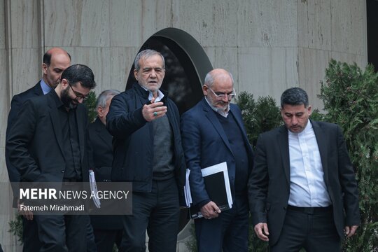 جمعی از وزیران و اعضای کابینه دولت چهاردهم، پس از جلسه هیئت دولت، در محوطه نهاد ریاست جمهوری در جمع خبرنگاران حاضر شدند و به سوالات آنها پاسخ دادند.